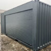 Contenedor 20 ft Gris Antracita con Persiana y Puerta Peatonal – Almacén Robusto de Acero CORTEN