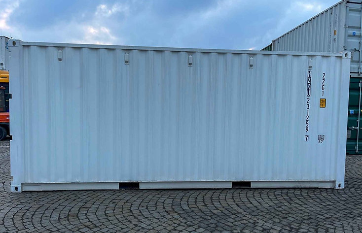 Contenedor Marítimo 20 ft RAL 9010 – Puerta Seccional Hörmann Motorizada, Puerta Peatonal y Ventana PVC - Imagen 3