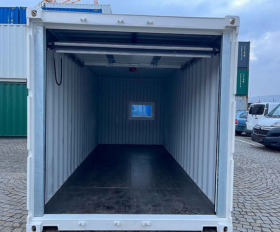 Contenedor Marítimo 20 ft RAL 9010 – Puerta Seccional Hörmann Motorizada, Puerta Peatonal y Ventana PVC - Imagen 2