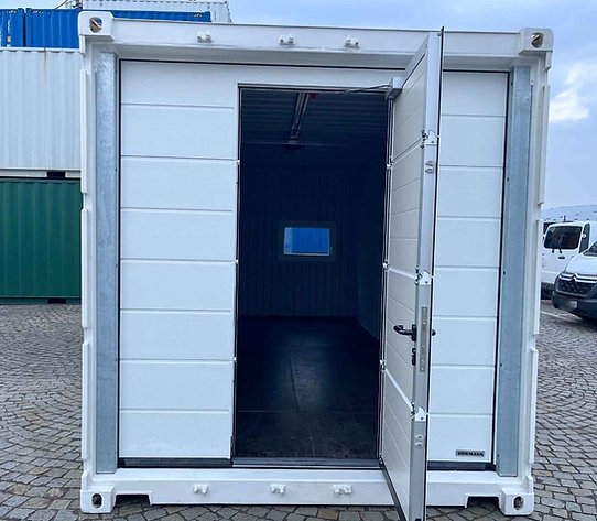 Contenedor Marítimo 20 ft RAL 9010 – Puerta Seccional Hörmann Motorizada, Puerta Peatonal y Ventana PVC - Imagen 4
